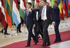 Come scritto da repubblica in un retroscena, dietro la mossa di conte si celerebbe una strategia messa a punto con rocco casalino. Rocco Casalino Il Portavoce Sul Red Carpet Con Giuseppe Conte Corriere It