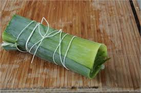 Pour Un Bouquet Garni Vert De Poireau Queues De Persil Branche De Celeri Thym Laurier Ficelle De Cuisine Laver Les Poi Vert De Poireaux Bouquet Garni Cuisine