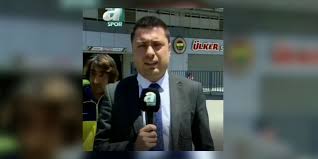 A spor muhabiri elinin 4 parmağını dik olarak kara batırarak ölçüm yaptı. Fenerbahceli Rambo Dan A Spor Da Sok Hareket