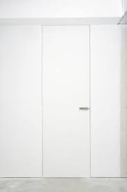 Minimalistisch Deursysteem Xinnix Wordt Verdekt In De Muur Gebouwd En Is Hierdoor Kozijnloos De Combinatie Met Ver Binnendeuren Deuren Interieur Witte Deuren