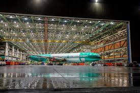Hardwood steps lead to an elevated lounge, complete with a raised ceiling, business or dining seats, and a backlit bar overlooking a sunken media lounge. Boeing Unveils Augmented Reality For New 777x Interior Airlinegeeks Com