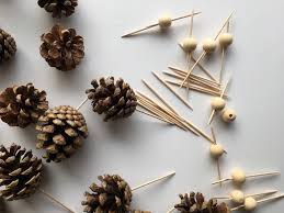 Une Guirlande De Pommes De Pin Pour Noel Diy On Sunday Mornings Pomme De Pin Guirlande Pomme De Pin Diy Noel