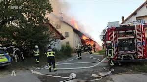 Hoher Schaden bei Großbrand: Mehrere Feuerwehrleute werden verletzt, viele Kühe tot — SWR