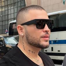 Ale Chavarria's Instagram, Twitter & Facebook