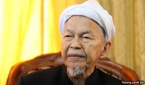 In Kota Bharu 81 Year Old Tok Guru Nik Abdul Aziz Nik Mat Shared His Views On Anwar S Sodomy Trial Nik Interview Embarrassing