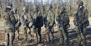 Os estados da alemanha não estão autorizados a manter forças armadas próprias, já que a lei fundamental da alemanha estipula que as questões de defesa são de única responsabilidade do governo. Minderjahrige In Der Bundeswehr Publik Forum De Menschen Meinungen