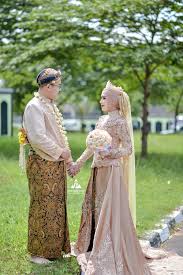 Klasik namun mewah, begitulah kesan pertama yang bisa kita dapatkan saat memandang baju ini. Baju Pengantin Adat Jawa Muslim Hijab Modern Foto Wedding Elisa Iqbal Temanggung Fotografer Pernikahan Prewedding Wedding Photographer Jogja Yogyakarta Indonesia
