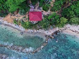 Pantai lampuuk yang sudah menjadi destinasi wisata pilihan masyarakat aceh, begitu juga dengan pantai momong yang bisa menjadi pilihan lain bagi anda yang ingin menikmati semilir angin pantai. Pesona Pantai Momong Dibalik Bukit Meunasah Balee Dinas Kebudayaan Dan Pariwisata Aceh