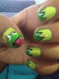 Existen infinidad de diseños de uñas decoradas con dibujos que se pueden hacer, desde uñas con dibujos de flores, animales, personajes de dibujos animados hasta dibujos. Green Nailaholicsmx