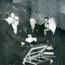 Ministro dell'interno dal 24 giugno 1968 al 17 febbraio 1972. Andreotti Scioglie La Riserva E Presenta I Nomi Dei Ministri