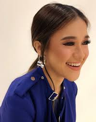 She rose to fame after winning national singing competition, bintang rtm in 2009. Mingguan Wanita Ramai Yang Memuji Kawalan Lontaran Suara Facebook