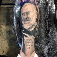 Un modo per esprimere graficamente e artisticamente la propria appartenenza religiosa senza vergognarsi di. Tattoo Uploaded By Alo Loco Tattoo Padre Pio Portrait Leg Tattoo Healed Over A Year London Uk Blackandgrey Realistic Portraittattoos Legtattoo 1239039 Tattoodo