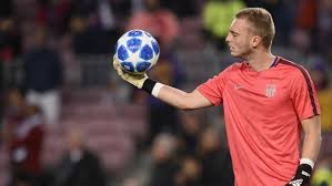 Latest on valencia goalkeeper jasper cillessen including news, stats, videos, highlights and more on espn. Champions League Barcelona Jasper Cillessen Another Great Goalkeeper Cursed By The Bench Marca In English
