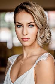 Fliessende Boho Brautkleider Passende Styling Ideen Und Tolle Blumen Deko Fur Eure Moderne Hochzeit Brautfrisur Braut Frisuren