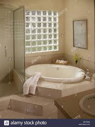 Kleine badewanne mit dusche für moderne badeeinrichtung kleiner badezimmer. Modernes Badezimmer Eingelassene Badewanne Glasbaustein Fenster Dusche Aus Glas Fliesen Interieur Bader Bader Duschen Warmen Farben Fliesen Stockfotografie Alamy