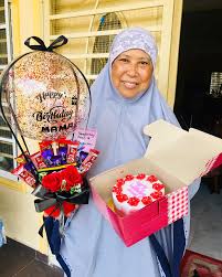 Jadi, sudah sepatutnya ibu itu menjadi seorang yang paling disayangi. Selamat Hari Lahir Ibu Hasmah Dari E E Surprise Gift Facebook