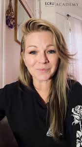 Create the perfect holiday look! Join our Holiday Styling Class