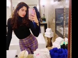 Mirror picture poses for girls. Janhvi Kapoor S Latest Mirror Selfie Is All About Posing With Grace And Perfection Take A Look Pinkvilla