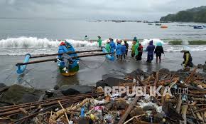 Moderate #earthquake (#gempa) shakes kep. Rumah Warga Garut Dan Ciamis Rusak Akibat Gempa Pangandaran Republika Online