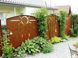 Der schutz unserer privatsphäre ist uns allen wichtig, besonders in unseren. Im Garten Geschutzt Und Geborgen Mit Sichtschutz Flora Blumen Gartenbewerb Vol At