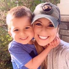 Kellie Hansen's Instagram, Twitter & Facebook