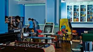 S'ils parviennent à les pincer en train de s'embrasser, ils se feront un plaisir de les bombarder de boules de neige. Les Meilleurs Bars A Jeux De Paris 18 Bars Pour Tuer Le Game