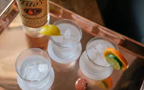 176 calories this classic martini is a mix of vermouth and gin. 17 Low Calorie Liquors To Drink On A Diet Tequila Vodka And More Spy