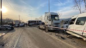 Bursa trafik kazası son dakika 2018, bursa trafik kazasında yunus polis, bursa trafik kazası 24 bursa'da tir'ın sürüklediği ve bir aracın çarptığı otomobildeki 3'ü çocuk 7 kişi, kazadan burunları bile. Rgz32o9hsz2odm