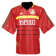 Jun 15, 2021 · bundesligist bayer leverkusen hat sich die dienste des erst 16 jahre alten dänischen toptalents zidan sertdemir vom fc nordsjaelland gesichert. Bayer Leverkusen Trikot Archiv Subside Sports