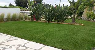 Ensuite, vous ferez la coupe, la connexion invisible entre les longueurs (à l'aide de ruban prédécoupé) et installerez toute l'herbe sur la surface sur laquelle elle reposera. Poser Un Gazon Artificiel Sur Une Dalle En Beton 7 Points Essentiels