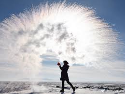 p 2019年01月23日 土耳其卡尔斯一名女子在冰天雪地中将热水泼洒在冰冷的空气中瞬间结冰画面美爆摄影师ismail kaplan 分享自 iweekly周末画报 realizm tatu