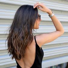 È venuta da me con radici nere perché le stava facendo da sola per alcuni mesi, quindi stiamo lavorando per alleggerirla. 1001 Idee Per Come Schiarire I Capelli Ombre Vs Balayage