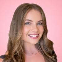 Heather Hollis's Instagram, Twitter & Facebook