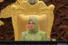 Telatah lucu kbdymm rpa, tunku hajah azizah aminah maimunah iskandariah ketika menyampaikan ijazah. Queen Tells Young People To Be Brave Take Initiative To Help During Covid 19 Pandemic The Edge Markets