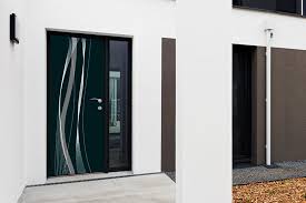 Déclinables en blanc ou différentes nuances de gris, elles peuvent être vitrées pour vous apporter plus de luminosité dans votre entrée tout en vous préservant des regards. Armen Portes D Entrees Originales En Pvc Et Aluminium