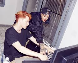 Morreu sophie, produtora e compositora de pop eletrónica. Rihanna Posta Fotos Em Estudio Com Sophie E Lamenta Morte Da Artista