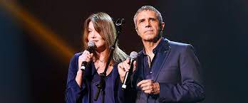 A leur arrivée, les époux auraient reçu une salve quand la femme de julien clerc était « hypnotisée » par les fesses de carla bruni. Carla Bruni Moquee Au Debut De Sa Carriere Temoignages De Julien Clerc