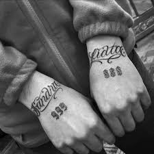 Tatuaje de letras y números . Sandra