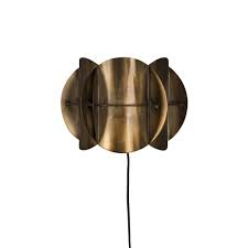 Un mur en noir, gris ou marron accentue cela. Applique Murale En Metal Laiton Maisons Du Monde