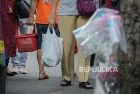 A thermosetting plastic is a polymer that irreversibly becomes rigid when heated. Concious Consumerism Bantu Lingkungan