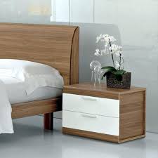 7 Easy Way To Arrange A Bedroom To Always Be Neat And Comfortable Teracee Side Tables Bedroom Bedroom Table Bedroom Furniture Design