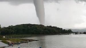 Look through examples of puting beliung translation in sentences, listen to pronunciation and learn grammar. Tag Puting Beliung Bukan Tornado Apalagi Puting Beliung Putaran Angin Di Atas Waduk Bikin Heboh Masyarakat Netizen Tribun Batam