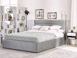 La struttura letto 140×200 è un po' particolare, certo, ma una volta provata non vorrete più tornare indietro. Letto Contenitore Una Piazza E Mezzo In Velluto Grigio Chiaro 140 X 200 Cm Landes Beliani It