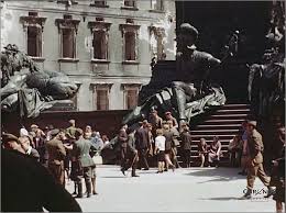 Berlin 1945 Kriegsschauplatztourismus Am Nationaldenkmal Vor Dem Stadtschloss Im East Berlin Berlin Photo