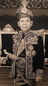 It exhibits various personal collection of the reigning sultan of kedah, sultan abdul halim mu'adzam shah such as clothing, awards, photos and vehicles. Sultan Abdul Halim Mu Adzam Shah Gallery Foto De Sultan Abdul Halim Mu Adzam Shah Gallery Alor Setar Tripadvisor