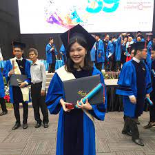 Sebelum wisuda kelulusan, biasanya para murid mendapatkan album kenangan yang berisi foto dan kesan pesan mereka selama belajar di sekolah. Kesan Dan Pesan Dari Metta Handika Peraih Summa Cumlaude Pada Wisuda 59 Dari Orogram Mobile Application And Technology