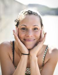 Il y a trois ans, quand j'ai créé les Antisèches du Bonheur, j'avais  simplement comme idée de partager sur Facebook et YouTube des idées et  habitudes qui étaient en train de changer