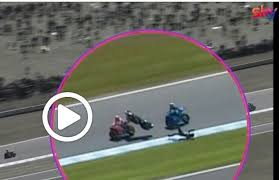 Le moto di zarco e morbidelli lo schivano di un soffio. Motogp 2018 Incidente Marquez Zarco Che Paura