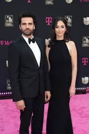 The 2021 premio lo nuestro are airing live thursday from miami's americanairlines arena via univision, with chiquinquirá delgado, josé ron and yuri as. Como Votar Por Tu Artista Favorito De Premio Lo Nuestro 2021 Premio Lo Nuestro Univision