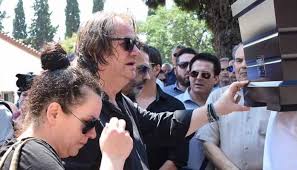 Το τελευταίο «αντίο» στην ηθοποιό τζέσυ παπουτσή (pics). Tzesy Papoytsh Syntetrimmenos O Syzygos Ths Sto Teleytaio Antio Fwto Binteo Irafina